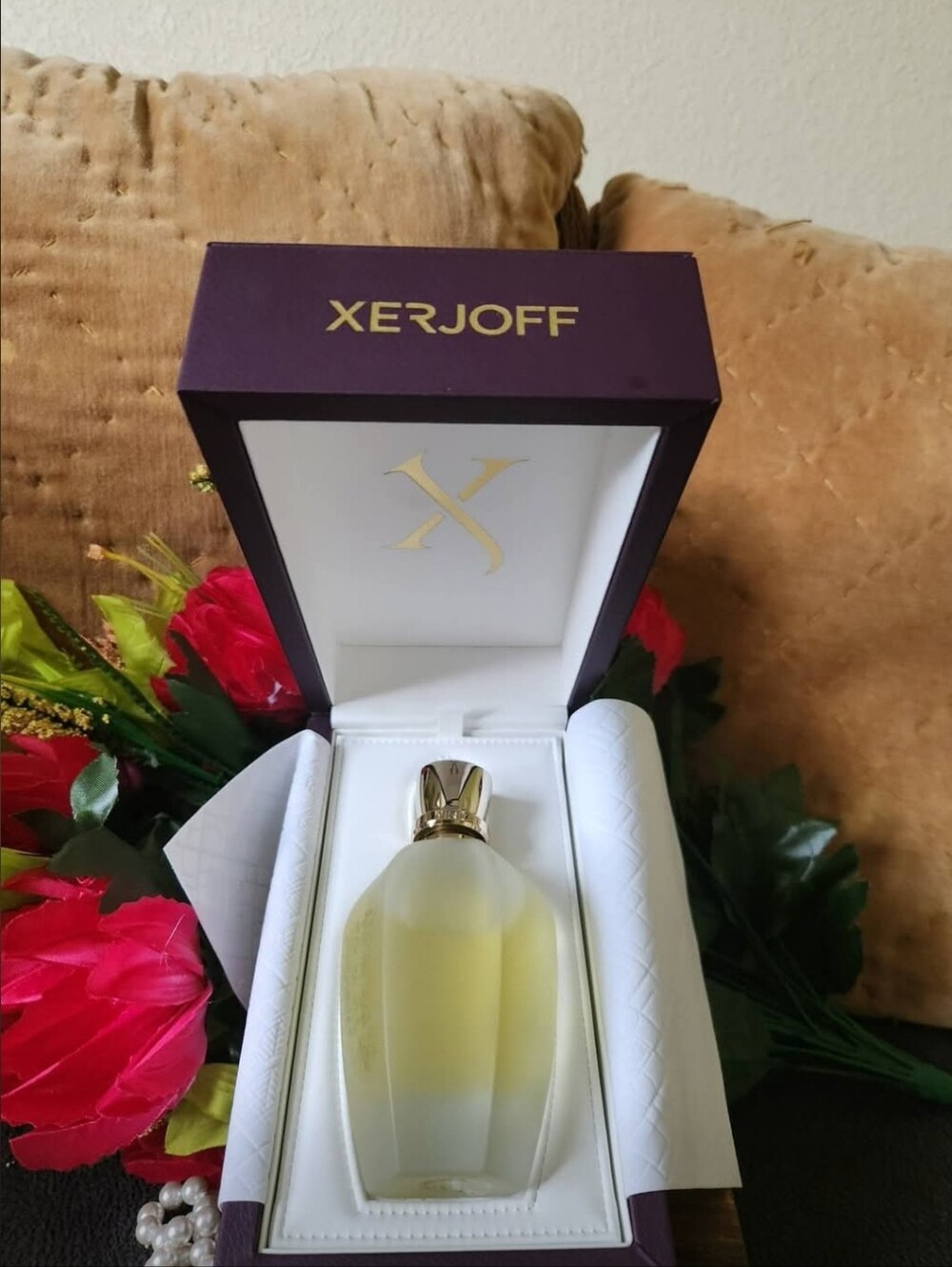 Naxos Fragrance Gift Box in Red and Green